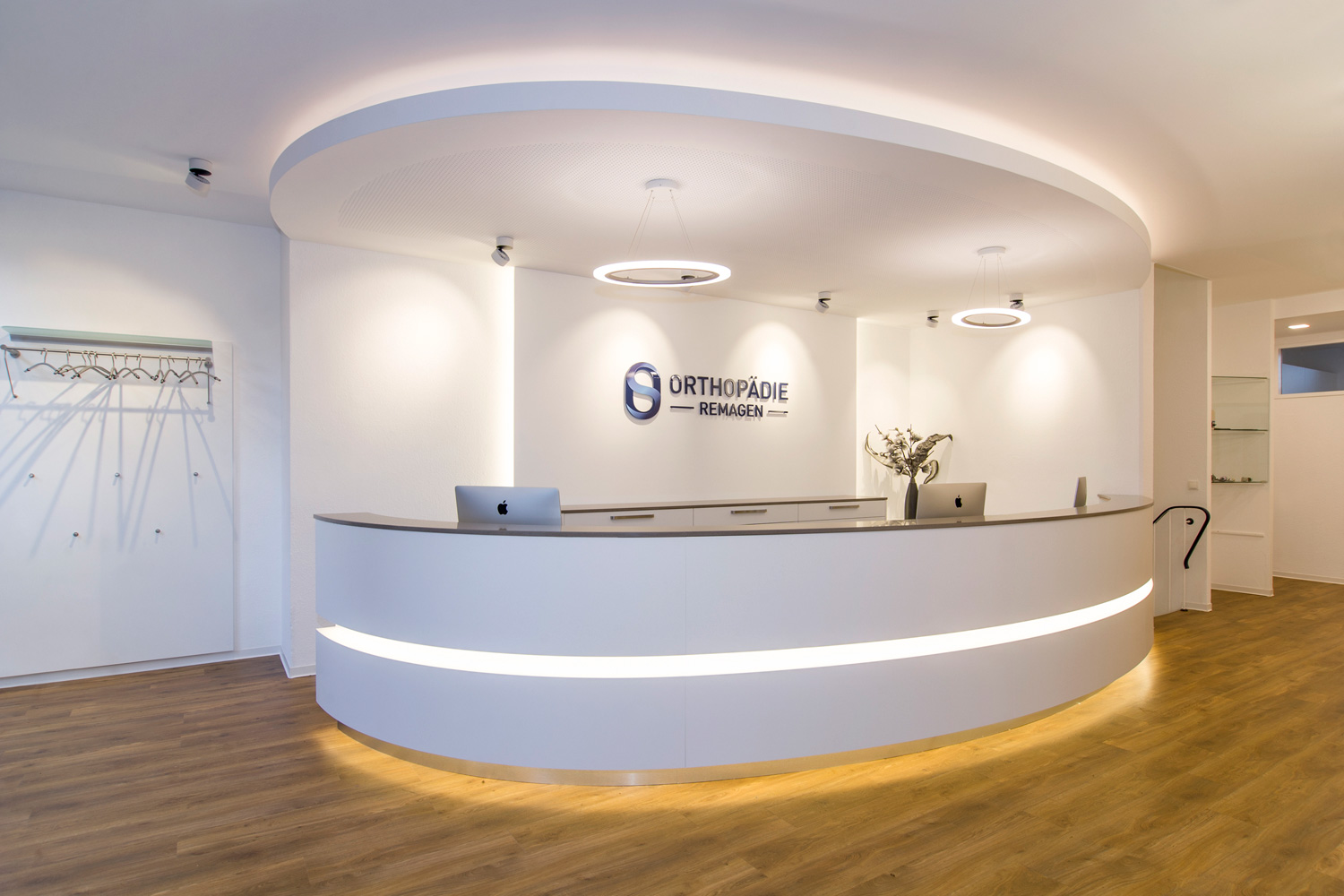 Praxiseingang mit Logo über Praxistheke