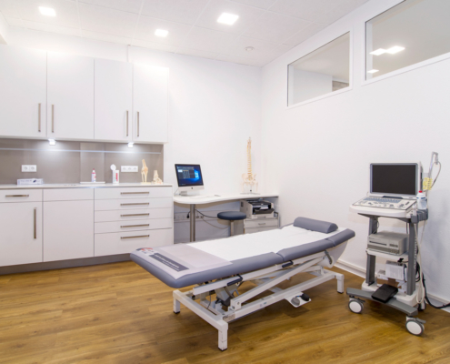 Patienten Liege und medizinische Untersuchungsgeräte